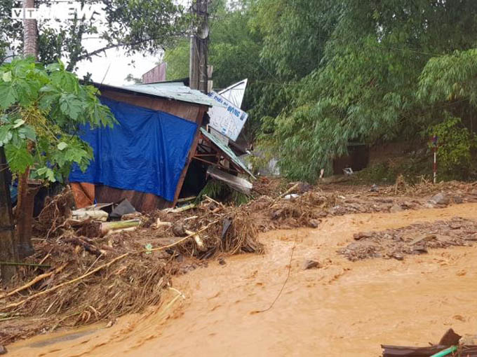 Sạt lở kinh hoàng, cả trăm hộ dân miền núi Quảng Nam chìm trong bùn đất