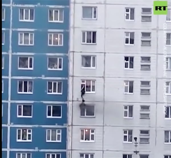 Giải cứu cô gái mắc kẹt trong căn hộ chung cư bị cháy ở Nga