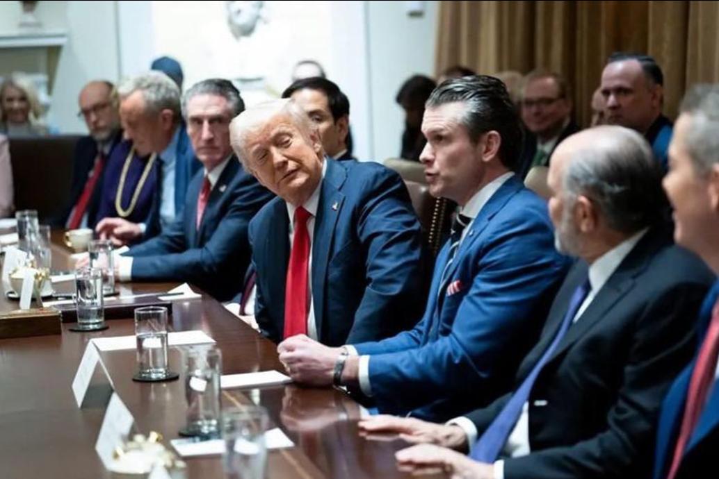 Giữa lúc ông Zelensky sắp đến Mỹ, ông Trump nói thẳng thừng về chuyện đảm bảo an ninh