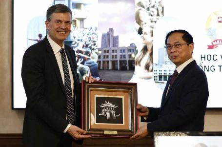 Học viện Nga tặng bản sao Luận văn Tiến sĩ của ông Nguyễn Phú Trọng cho BNG Việt Nam