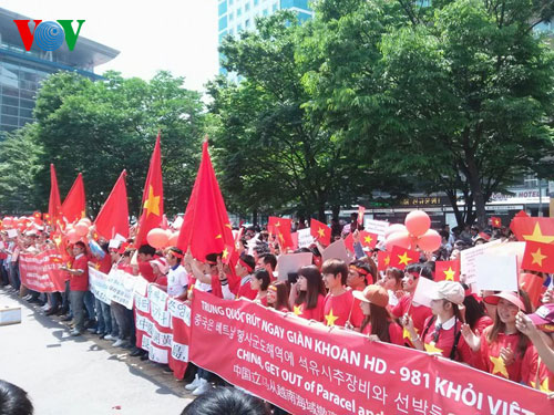 Hàng ngàn Việt kiều tại Hàn Quốc tuần hành phản đối Trung Quốc