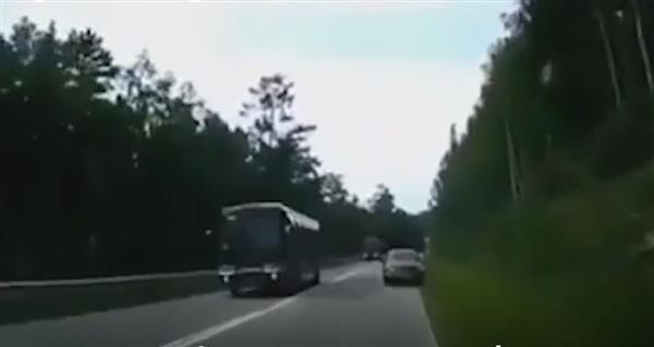 Tài xế Nga đánh lái tránh 2 ôtô liên tiếp đi ngược chiều