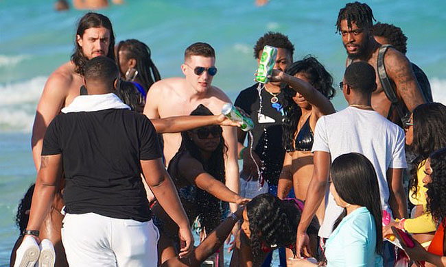Sinh viên Mỹ tiệc tùng ở Miami bất chấp dịch bệnh
