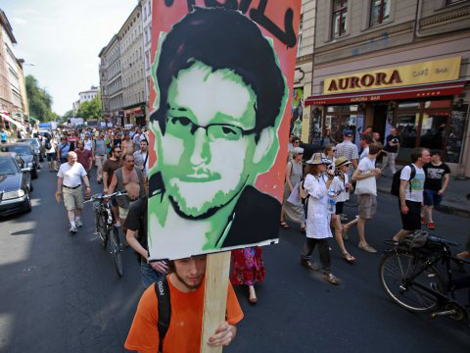 Doanh nhân Nga ăn theo thương hiệu Snowden