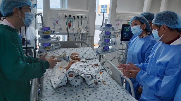 Hai bé song sinh Trúc Nhi - Diệu Nhi phải nuôi ăn ở tĩnh mạch, hỗ trợ thở máy