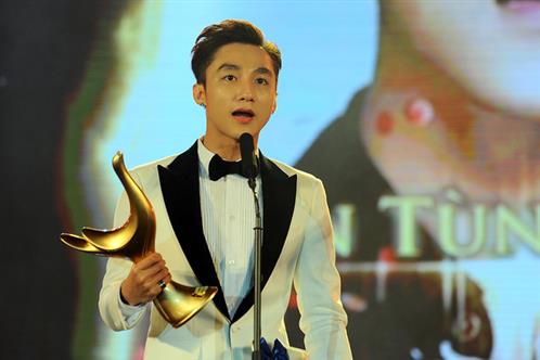 'Vượt mặt' đàn anh Tùng Dương, Sơn Tùng giành giải Ca sĩ của năm