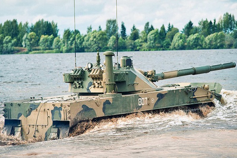 Xem xe tăng Nga vừa bơi qua sông vừa nã đạn