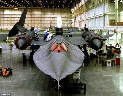 Dây chuyền chế tạo siêu phi cơ gián điệp SR-71 Blackbird