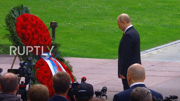 Video: Tổng thống Putin đặt vòng hoa trước Mộ Chiến sĩ Vô danh