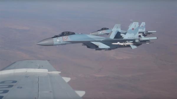 Cận cảnh tiêm kích Su-35 nhìn từ phi cơ chở Bộ trưởng Quốc phòng Nga