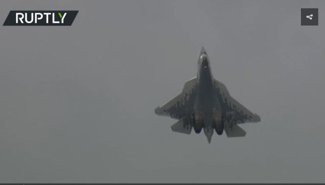 Xem màn 'đóng băng' thót tim của Su-57 Nga giữa không trung