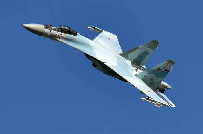 Nga điều Su-35 xua 2 máy bay ném bom Mỹ gần biên giới