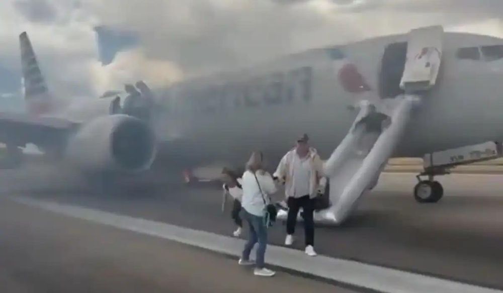 Máy bay American Airlines gặp sự cố, toàn bộ 173 hành khách sơ tán khẩn