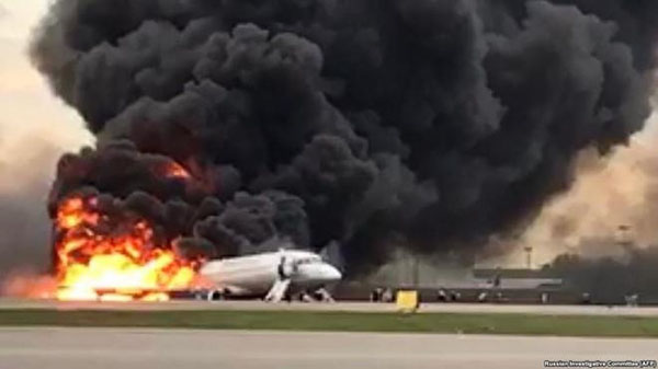 Hành khách cố lấy đồ đạc, gây cản trở sơ tán khi máy bay cháy?