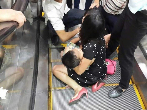 Hà Nội: Bé trai bị kẹt chân ở thang cuốn, bố mẹ hoảng loạn