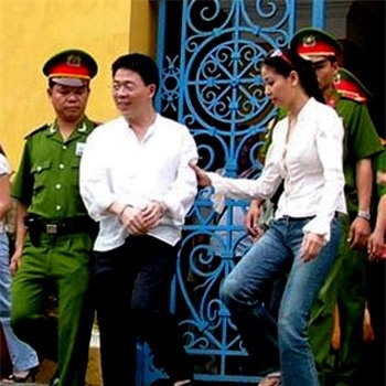 Đại gia vào tù: Nỗi hận lòng bị chân dài bỏ rơi