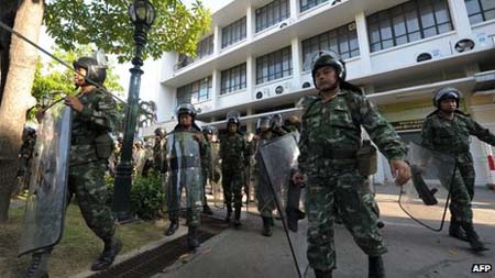 Thái Lan triển khai quân đội ngăn chặn người biểu tình tại Bangkok