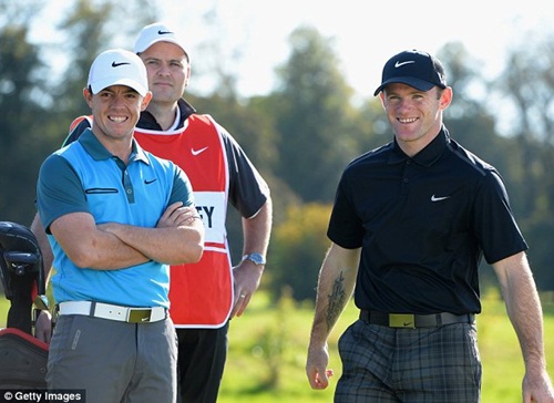 Rooney đá bóng siêu chuẩn trên sân… golf