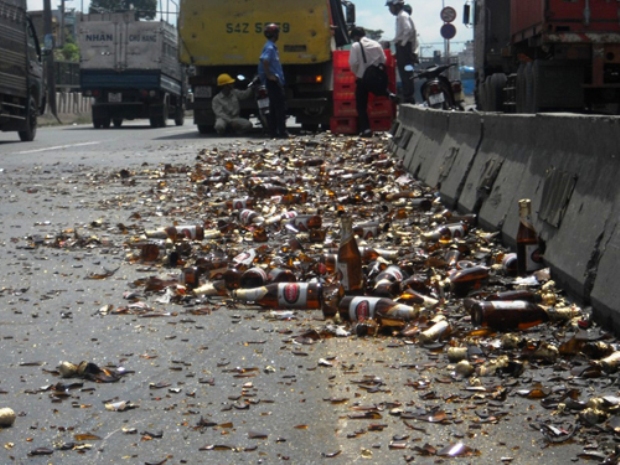 Video: Xe chở bia gặp nạn, người dân mang cả xe ba gác ra hôi của