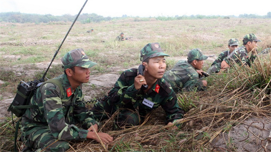 Không quân, bộ binh, pháo binh tập trận