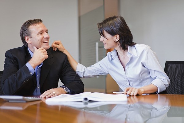 Làm ngơ cho chồng... gái gú