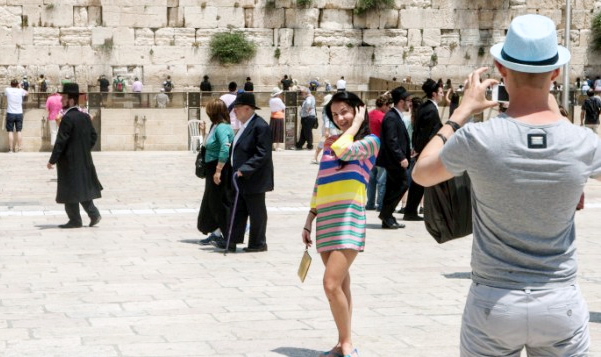 Xấu mặt vì vết nhơ du khách xuất ngoại bỏ trốn