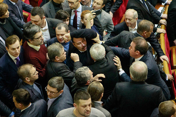 Nghị sĩ Quốc hội Ukraine choảng nhau vỡ đầu