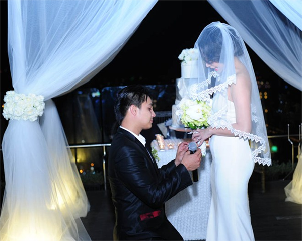 Baggio bật khóc sau khi quỳ gối trao nhẫn cho vợ