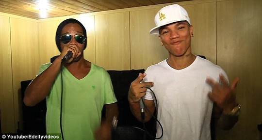 Ro “vẩu” làm ca sĩ