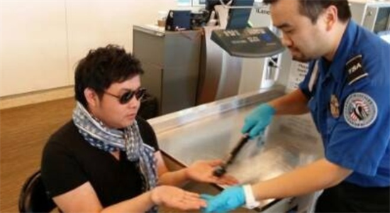 Quang Lê bị tạm giữ vì nghi mang chất nổ lên máy bay