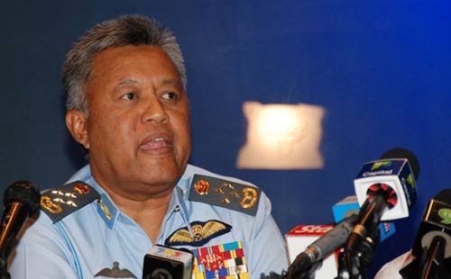 Buồng lái máy bay Boeing-777 bị đánh bom?