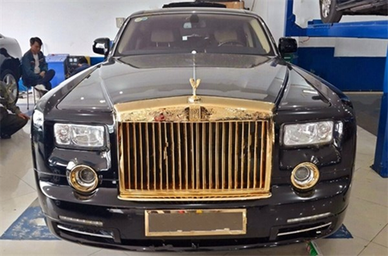 Rolls-Royce Phantom độ rồng vàng 24k về Hà Nội