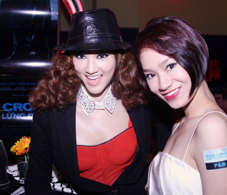 “Sao” trẻ đua nhau khoe vẻ sexy