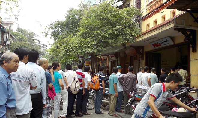 Bi hài xếp hàng chờ miếng ngon ở Hà Nội