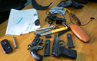 Bắn cảnh cáo hơn 30 phát súng nhưng nghi can vẫn chống trả quyết liệt