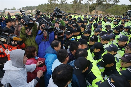 Thân nhân tàu Sewol giận dữ biểu tình, xô xát với cảnh sát