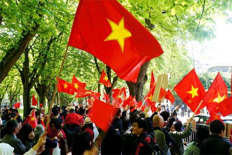 Quốc kỳ Việt Nam đỏ rực một góc Brussels, Bỉ