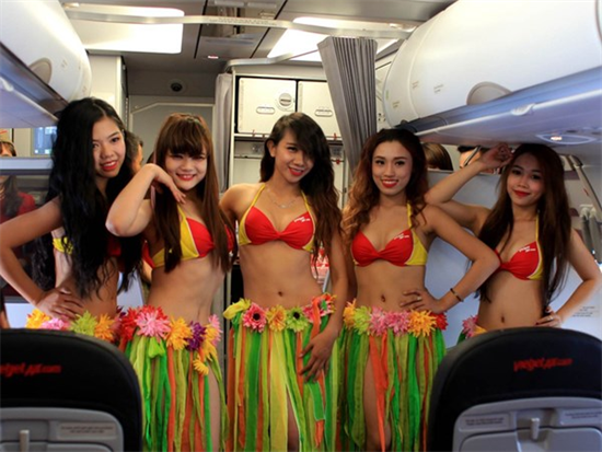 VietJet lại để vũ công mặc bikini “quậy” trên máy bay đến Singapore