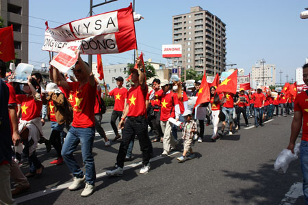 Người Việt tại Nhật xuống đường gửi kháng nghị thư phản đối Trung Quốc