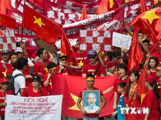 Người Việt tại Hong Kong biểu tình, viết huyết thư phản đối Trung Quốc