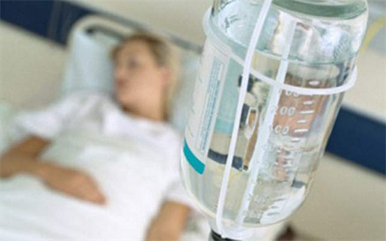 Cảm động chuyện vợ chăm bồ của chồng trong bệnh viện