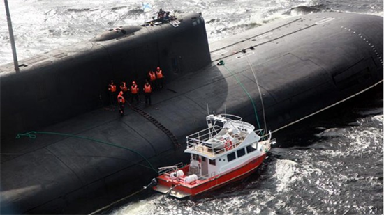 Tàu ngầm hạt nhân Nga nổi lên giữa biển để cứu người