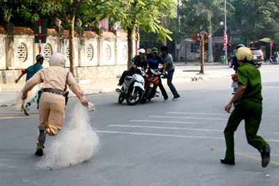 CSGT Thanh Hóa chế ống bắn bùi nhùi trị quái xế