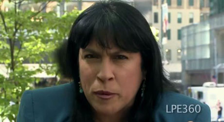 Người phụ nữ nói nhanh như máy