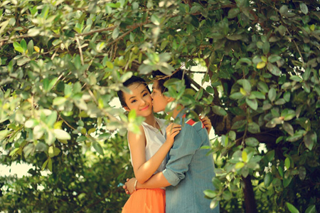 Mẫu 14 tuổi Bảo Trân hôn 'trai lạ' thắm thiết