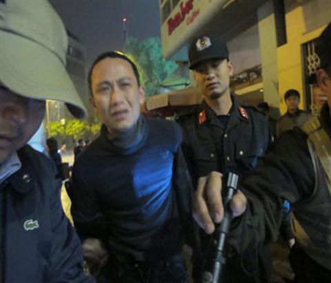 Hà Nội: Giả danh Cảnh sát 141, chặn người đi đường xử phạt, thu tiền!