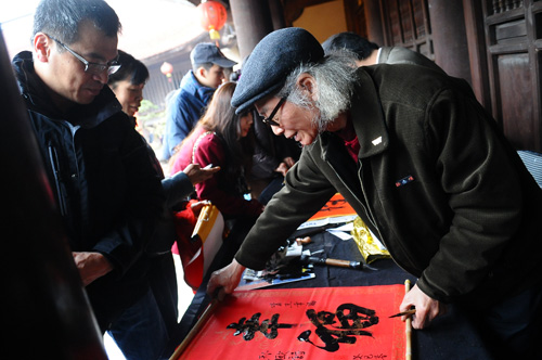 Tấp nập xin chữ 'đỗ đạt' ở hội xuân Hà Nội