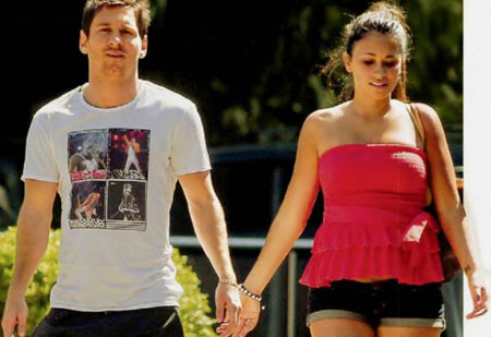 Vừa lập hat-trick, Messi đã vội vã chạy vào viện