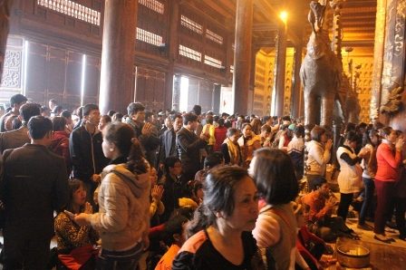 Dòng người nườm nượp đổ về ngôi chùa lớn nhất Việt Nam