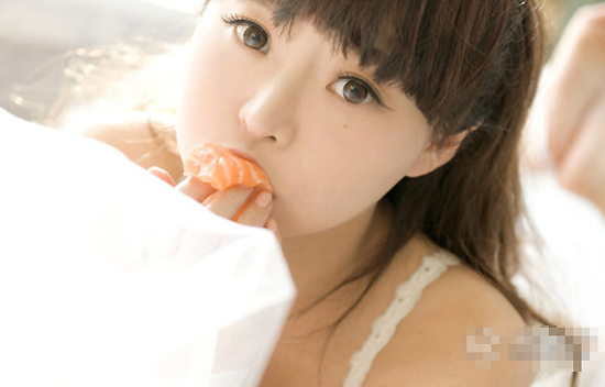 Hotgirl lấy cá sống che 